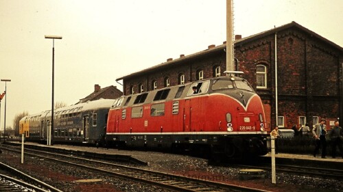 e-Brunsbuttel-Bahnhof-1981-V200-DoSto-LBE-1.jpg