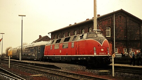 e Brunsbüttel Bahnhof 1981 V200 DoSto LBE (1)