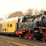 BR-64-1981-Glucksstadt-Bahnhof-BR-220-V200-LBE-Doppelstockwagen-Lubeck-Buchener-Eisenbahn-DoSto