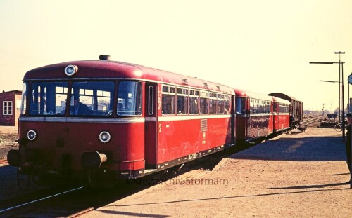 Leck-Bahnhof-zwischen-Flensburg-und-Sylt-1974-VT-698-998-2.jpg