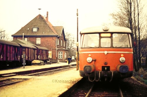 Schnelsen-Bahnhof-1975-MAN-Triebwagen-Scvhienenbus-1.jpg