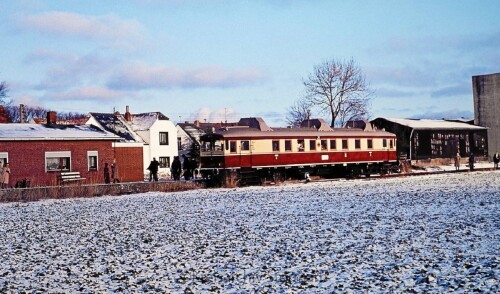 VT-761-Nuernberg-Petersdorf-Bahnhof-1983-1.jpg