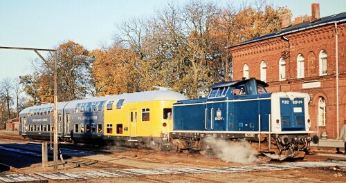 BR-212-027-7-Dosto-Doppelstockwagen-LBE-Lubeck-Buchener-Bahnhof-Dahlenburg-1980.jpg