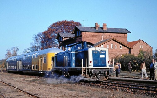 BR-212-027-7-Dosto-Doppelstockwagen-LBE-Lubeck-Buchener-Bahnhof-Hitzacker-1980.jpg