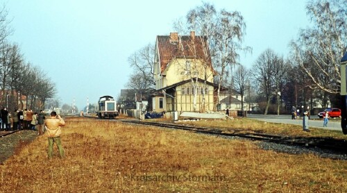 BR-212-Wathlingen-Bahnhof-Sonderzug-Gesellschaftswagen-Silberlinge-1984-1.jpg