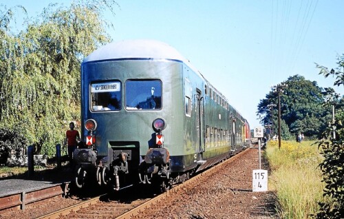 d-V200.1-BR-221-VLV-DoSto-Doppelstockwagen-LBE-Lubeck--Buchener-Eisenbahn-Fresenburg-Bahnhof-1978-1.jpg