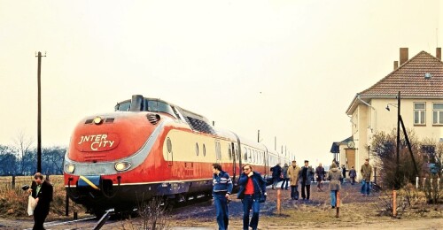 l-Gnarrenburg-Bahnhof-VT-11.5-BR-601-IC-1979-1.jpg