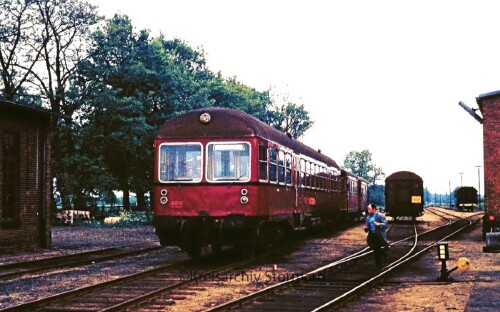 Wittingen West Bahnhof 1974 MAK Triebwagen mit Beiwagen (1)