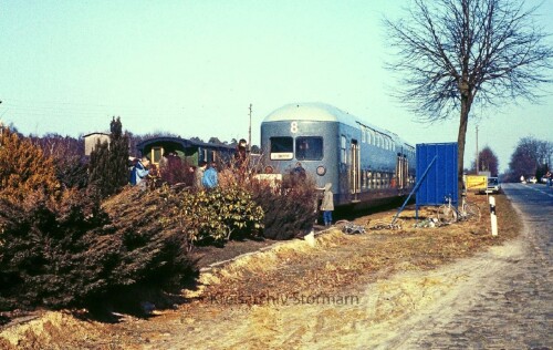 Harpstedt-Bahnhof-1982-V-60-Deutz-LOK-7-der-DHE-LBE-Doppelstockwagen-2.jpg