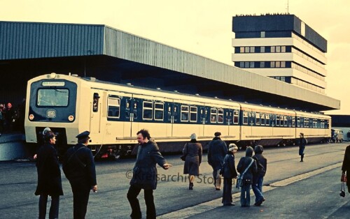 Maschen-Bahnhof-1975-DB-Sonderschau-neu-S-Bahn-Hamburg-ozeanblau-beige.jpg