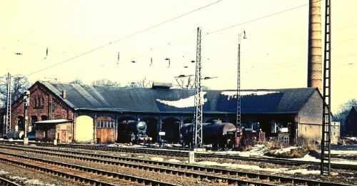 1966-Uelzen-Bahnhof-BW-Dampflok-ohne-Windleitbleche-Ringlokschuppen.jpg