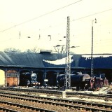 1966-Uelzen-Bahnhof-BW-Dampflok-ohne-Windleitbleche-Ringlokschuppen