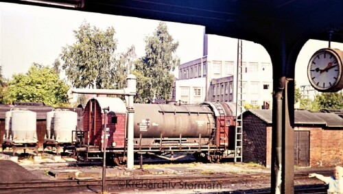 1974-Uelzen-Bahnhof-Spezail-guterwaggon-BW.jpg