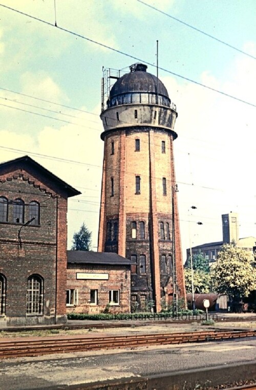 1967-Uelzen-Bahnhof-Wasserturm.jpg