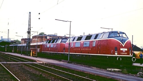 1984 Uelzen Bahnhof BR 220 V 200 Doppeltraktion Sonderzug historischer Zug (2)
