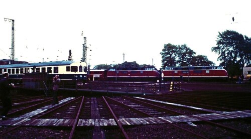 1984 Uelzen Bahnhof BR 220 V 200 Doppeltraktion Sonderzug historischer Zug (4)
