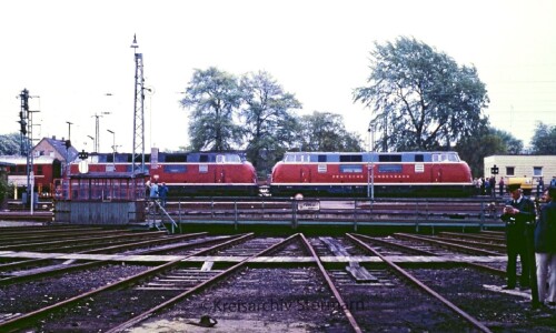 1984 Uelzen Bahnhof BR 220 V 200 Doppeltraktion Sonderzug historischer Zug (5)
