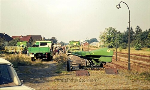 1972-Trittau-Bahnhof-John-Deere-Express-Trecker-Mahdrescher-auf-Werbetour-1.jpg