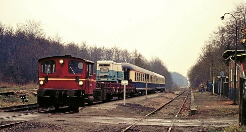 1977 Rohlfshagen Filmaufnahmen an der Bahnstrecke Köf 3 Tatort BR 323 UIC Mitteleinstiegswagen (1)