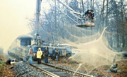 1977 Rohlfshagen Filmaufnahmen an der Bahnstrecke Köf 3 Tatort BR 323 UIC Mitteleinstiegswagen (2)