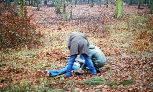 1977 Rohlfshagen Filmaufnahmen an der Bahnstrecke Köf 3 Tatort BR 323 UIC Mitteleinstiegswagen (3)