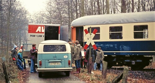 1977 Rohlfshagen Filmaufnahmen an der Bahnstrecke Köf 3 Tatort BR 323 UIC Mitteleinstiegswagen (4)