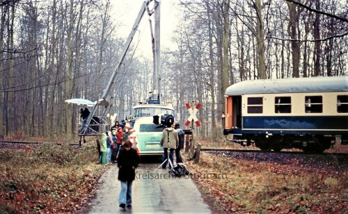 1977 Rohlfshagen Filmaufnahmen an der Bahnstrecke Köf 3 Tatort BR 323 UIC Mitteleinstiegswagen (5)