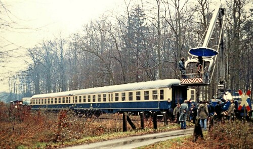 1977 Rohlfshagen Filmaufnahmen an der Bahnstrecke Köf 3 Tatort BR 323 UIC Mitteleinstiegswagen (6)