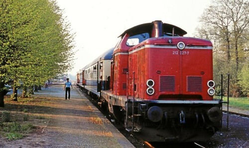 1979-Trittau-Bahnhof-Sonderzug-BR-212-027-UIC-ozeanblau-beige-3.jpg