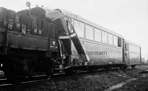 Dwerkathen_Bahnhof_Haltestelle_1958_Eisenbahnunfall_mit_einem_Toten_Schienenbus_VT98-3.jpg