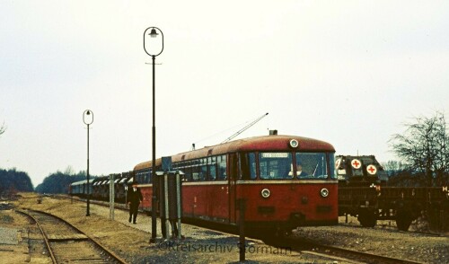 Dwerkathen_Bahnhof_Haltestelle_1974_Schienenbus_VT98-1.jpg