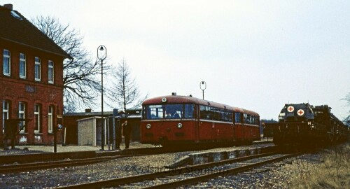 Dwerkathen_Bahnhof_Haltestelle_1974_Schienenbus_VT98-2.jpg