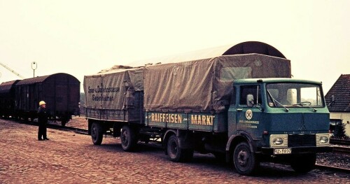 Dwerkathen_Bahnhof_Haltestelle_1975_Magirus_Deutz_Raiffeisen_Verladung.jpg