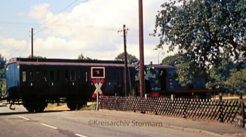 Hamfelde__Bahnhof_1974_Haltestelle_Preusenwagen_historischer_Zug_Dampflok.jpg