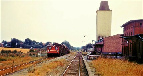Mollhagen Bahnhof Haltestelle 1969 Raiffeisen Eisenbahn Gleise Köf3 Rangieren DB (1)