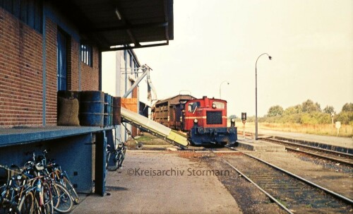 Mollhagen_Bahnhof_Haltestelle_1973_Raiffeisen_Eisenbahn_DB_Ragieren_mit_Kof3-2.jpg