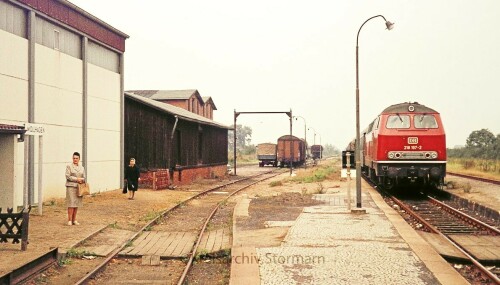 Mollhagen_Bahnhof_Haltestelle_1974_Raiffeisen_Eilzug_BR_218-1.jpg