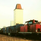 Mollhagen_Bahnhof_Haltestelle_1974_Schwertransport_Transformator_BR_212-2