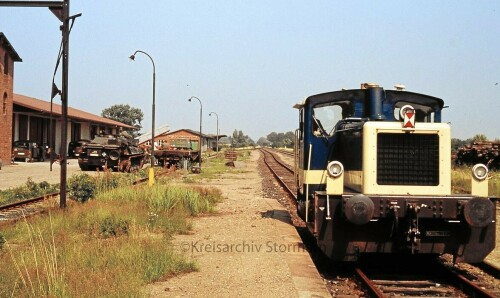 Mollhagen Bahnhof Haltestelle 1978 Herbstmanöver Panzer Entladung Schürzenwagen Köf III ozeanblau (3