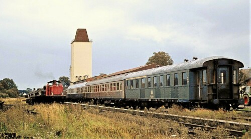 Mollhagen_Bahnhof_Haltestelle_1978__Herbstmanover_Panzer_Entladung_Silberling_BR_212.jpg