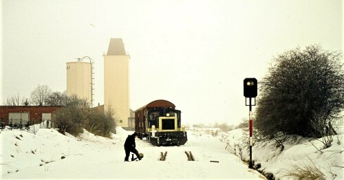 Mollhagen_Bahnhof_Haltestelle_1979_Raiffeisen_Eisenbahn_DB_Kof-1.jpg