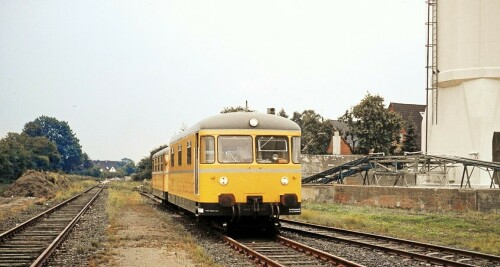 Mollhagen_Bahnhof_Haltestelle_1979_Raiffeisen_Eisenbahn_DB_Schienenbus_gelb.jpg