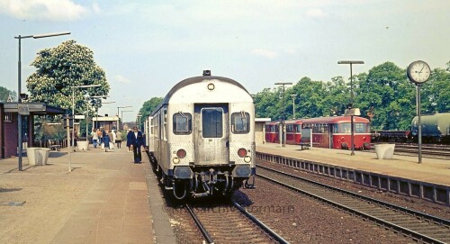 Schwarzenbek_Bahnhof_1976_Nahverkehr_Silberling_Schienenbus_BR_212-3.jpg