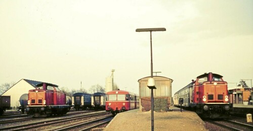 Schwarzenbek_Bahnhof_1976_Nahverkehr_Silberling_Schienenbus_BR_212-7.jpg