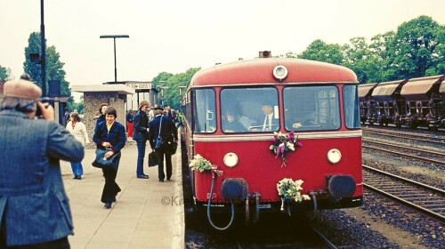 Schwarzenbek_Bahnhof_1976_letzte_Zugfahrt_Personenverkehr_nach_Bad_Oldesloe-1.jpg