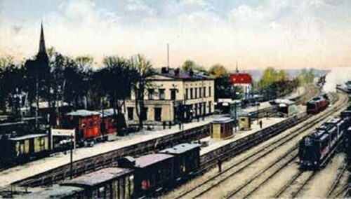 schwarzenbek_Bahnhof_1900_Bahnhofsgebaude_alt_preusische_Staatsbahn_Epoche_I.jpg