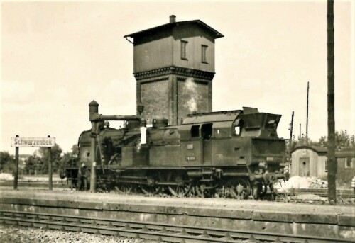 schwarzenbek_Bahnhof_1959_br78_Wasserturm_a-2.jpg