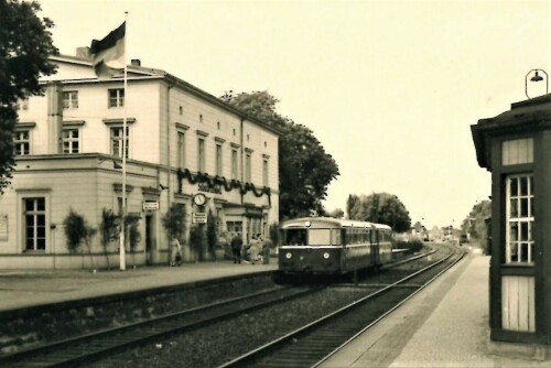 schwarzenbek Bahnhof 1960 VT98 Nahverkehr Bahnhofsgebäude alt