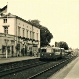 schwarzenbek_Bahnhof_1960_VT98_Nahverkehr_Bahnhofsgebaude_alt