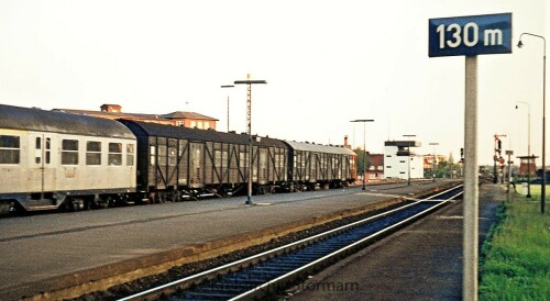 bahnhof_bad_oldesloe_1977-3_Hilfs_Gepackwagen.jpg